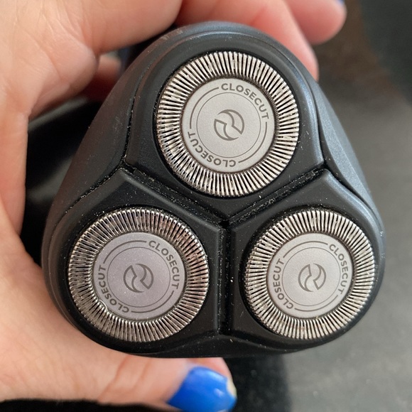 Used Phillips Norelco three headed electric razor with trimmer on back, wet dry - Picture 7 of 7